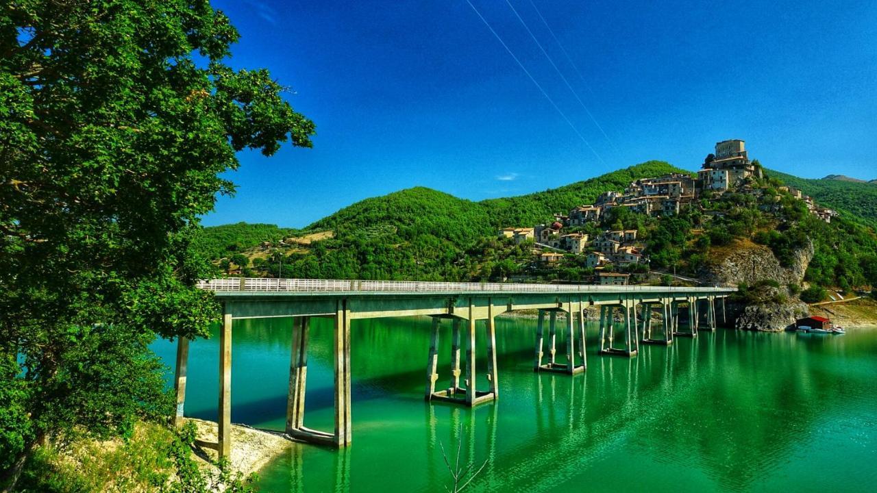 La Terrazza Sul Lago Turano Кастель-ді-Тора Екстер'єр фото